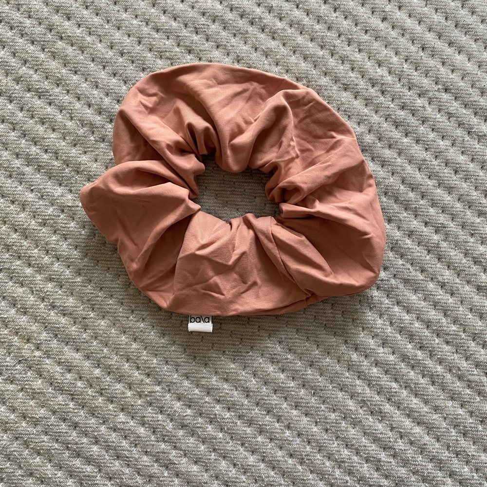 BALA HAIR SCRUNCHIE PINK YOGA